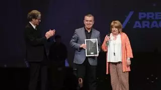 Lorenzo Silva (premio de honor de Aragón Negro): "Este premio es lo que Aragón me da, calidez, cordialidad y generosidad"