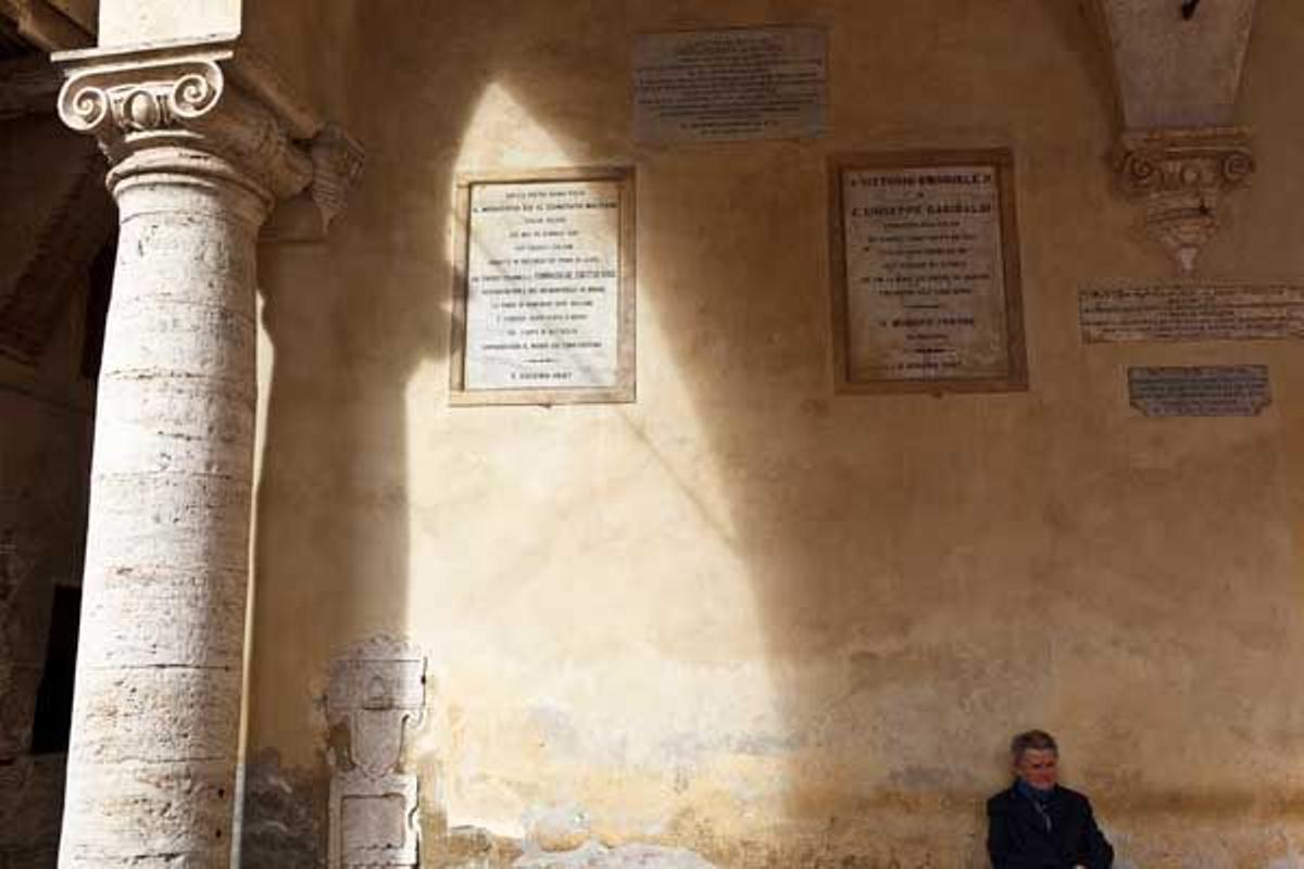 Soportales de la renacentista Pienza, una de las joyas del Valle de Orcia.