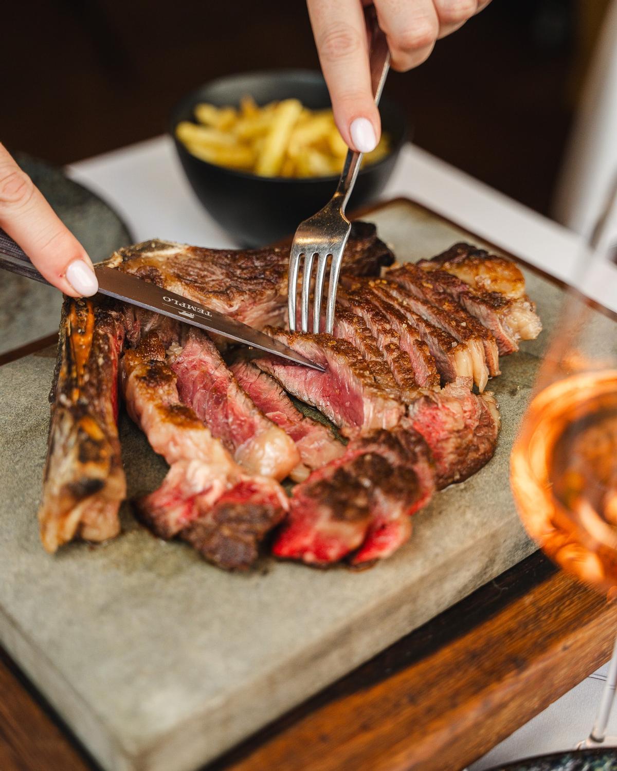 Imagen de un chuletón del restaurante Templo de Alicante