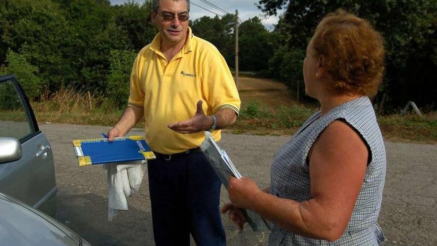 Un cartero del rural, durante su jornada de reparto. // Bernabé/Javier Lalín