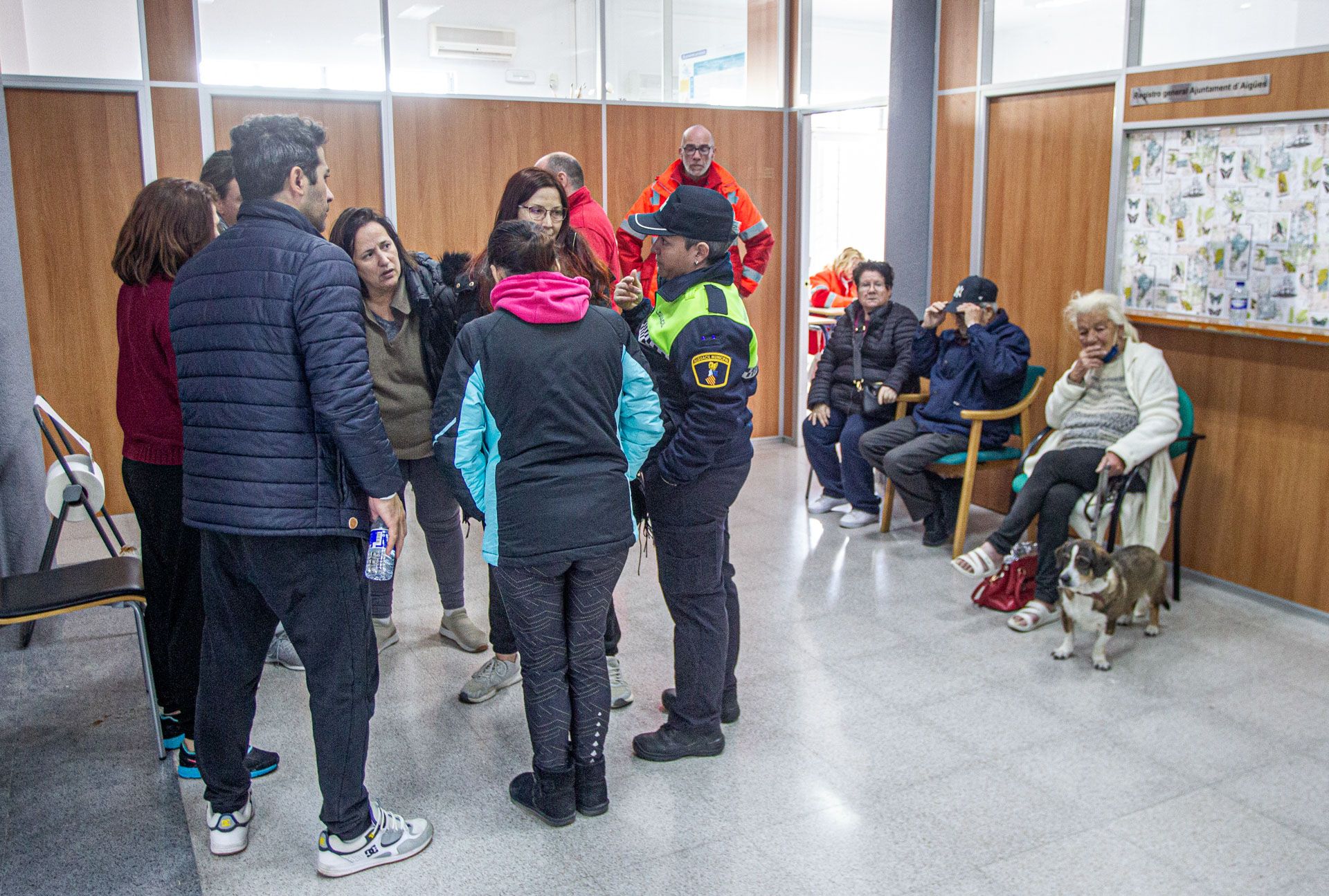 Decenas de vecinos desalojados por el incendio de Aigües