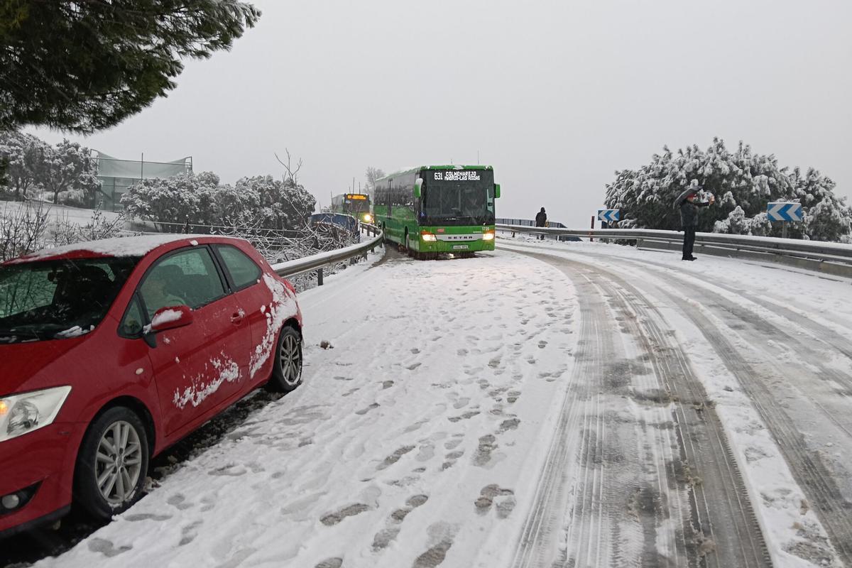 Los autobuses circulan por la carretera M-519 a la altura de Galapagar, este miércoles, en el que la borrasca Kristin deja nieve en la región de Madrid. El temporal de frío, lluvia y nieve que atraviesa estos días la península mantiene afectados todos los puertos en la Comunidad Madrid por la nieve. Es necesario el uso de cadenas o neumáticos de invierno en todos los puertos de la Comunidad y en desde el kilómetro 13 de la A-6. EFE/Álvaro Blanco
