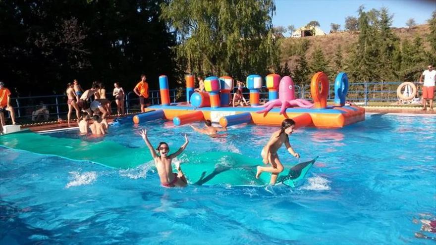 Yincana y fiesta acuática en las piscinas de Paniza