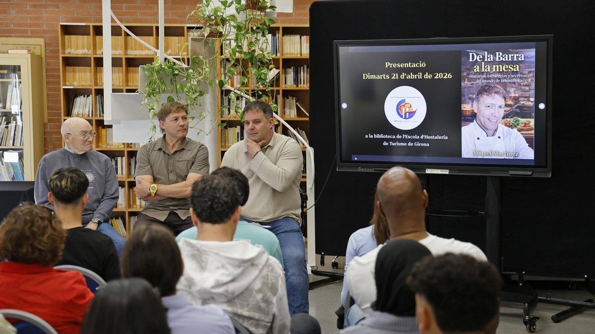D'esquerra a dreta: Josep Martínez, Miquel Martínez i Jordi Parés, durant la presentació del llibre "De la barra a la mesa".