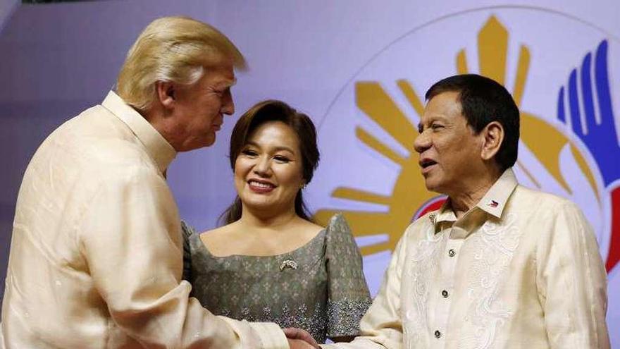 Trump y Duterte se estrechan la mano en Manila. // Reuters