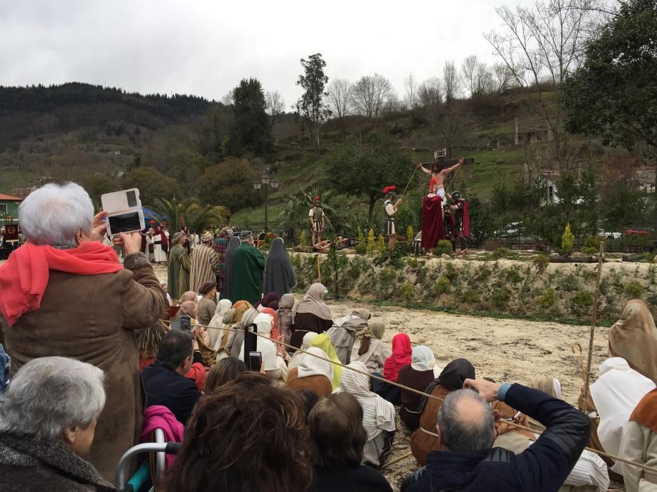 Via Crucis viviente en Infiesto.