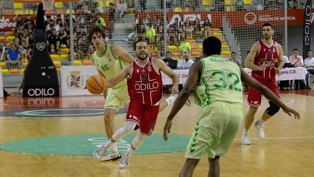 Alberto Martín, del Odilo Cartagena, durante el partido ante el Real Betis Baloncesto.