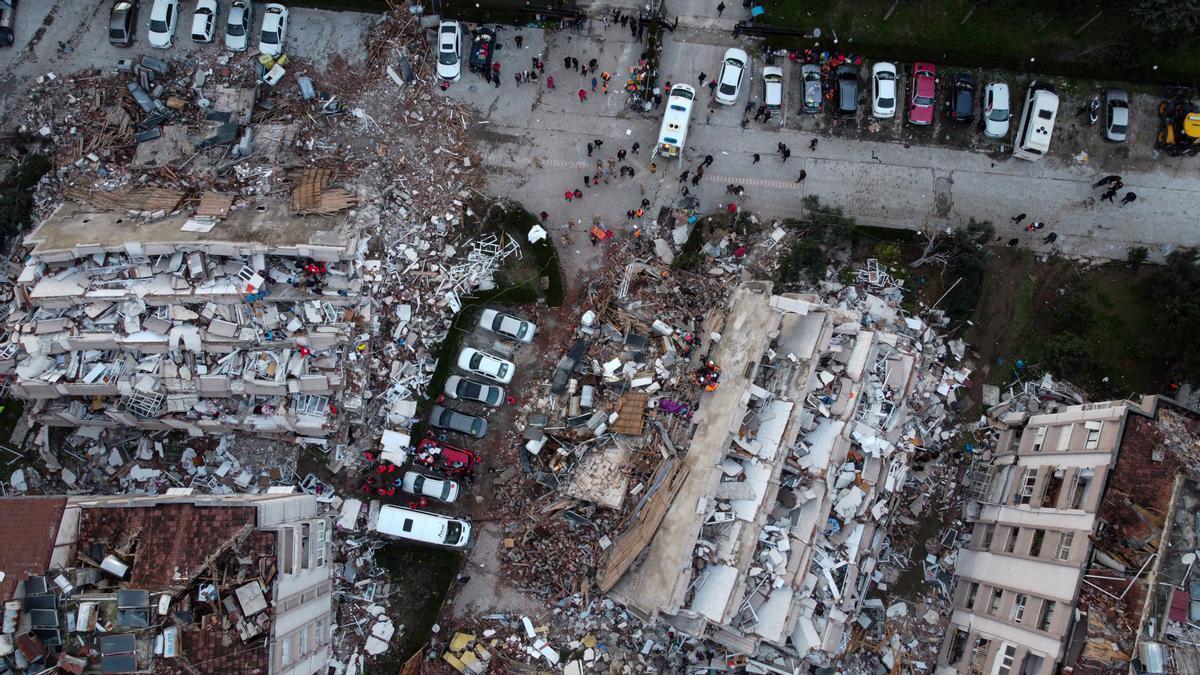 Vista aérea de una ciudad tras el terremoto que ha sacudido Turquía y Siri