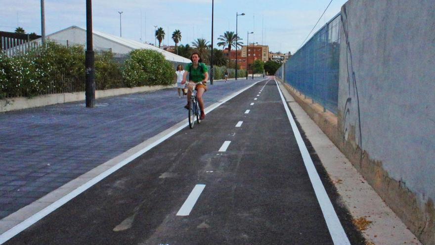 Un carril bici clave para llegar a la playa y La Marina