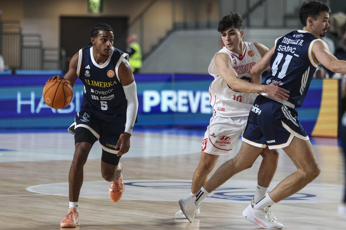 Todas las imágenes del Palacio de los Deportes: mates, charanga y victoria del Alimerka Oviedo Baloncesto ante el Ourense