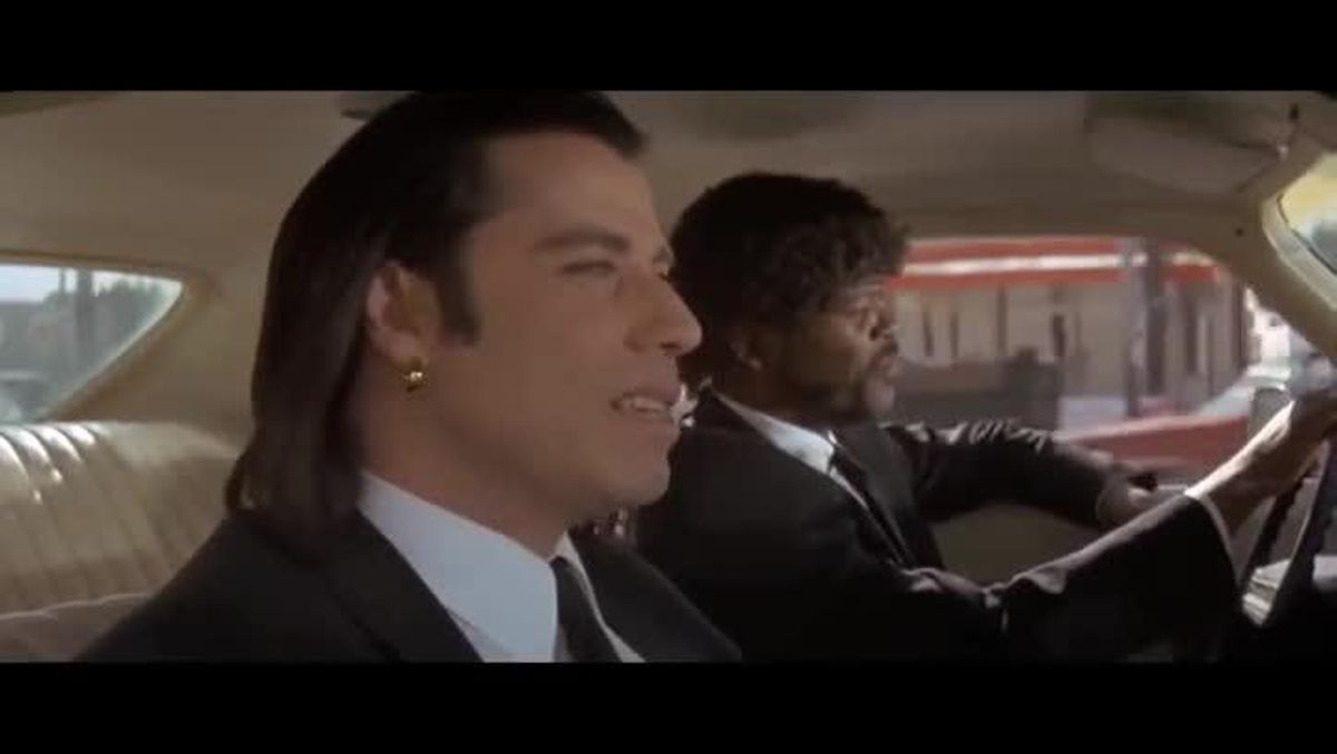 Vincent (John Travolta) i Jules (Samuel L. Jackson) parlen sobre les eleccions generals del 20-D.