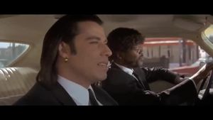 Vincent (John Travolta) i Jules (Samuel L. Jackson) parlen sobre les eleccions generals del 20-D.