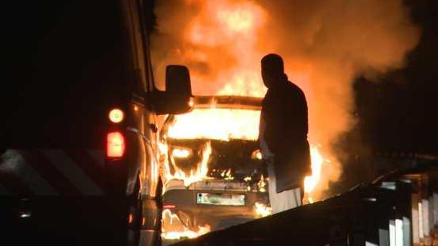 Arde un coche en la autopista