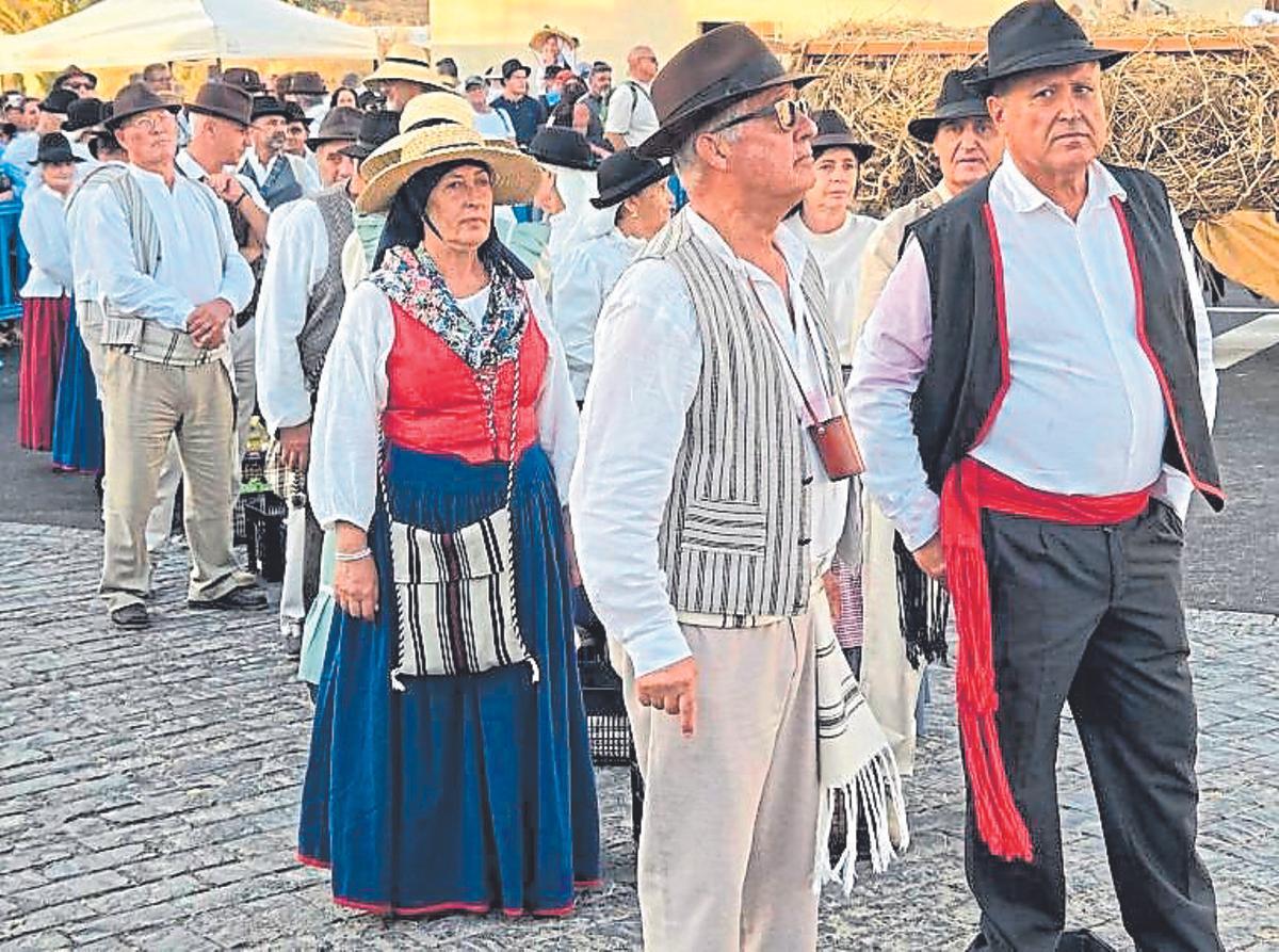 El alcalde de Antigua, Juan Cabrera, durante la ofrenda.