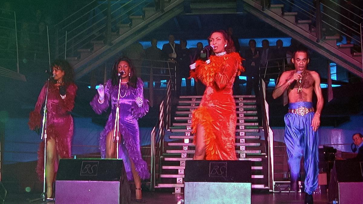 Actuación de una encarnación de Boney M, liderada per Bobby Farrell, en la Big Ben, en 1999