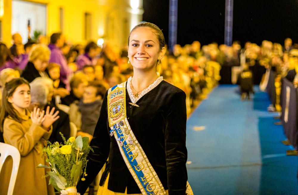 Los festeros de Benidorm homenajean a su patrona en la Ofrenda de Flores