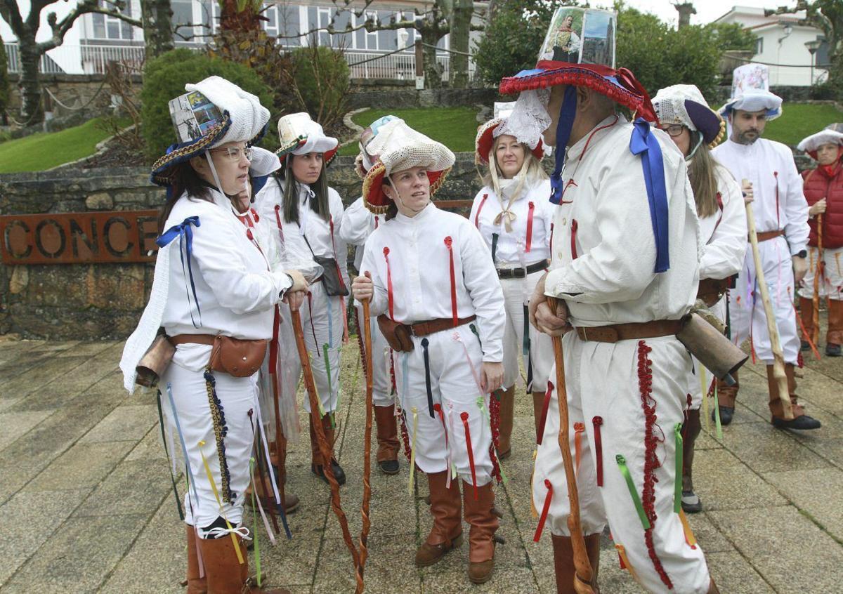 Entre los Troteiros de Bande, la diputada, Ana Belén Vázquez (izq.), y la alcaldesa.