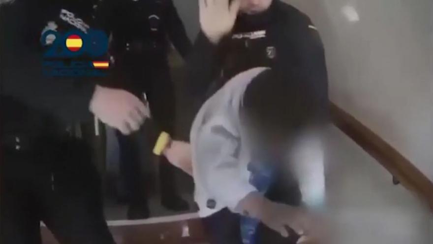 VÍDEO | La angustiosa actuación de la Policía en el rescate de un niño que se ahogaba en Madrid