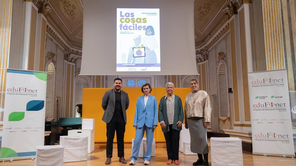 Proyecto Edufinet  ha vuelto un año más a llevar a escena la obra 'Las cosas fáciles' en Málaga, de la mano de la Compañía de Teatro Blanca Marsillach, con el objetivo de fomentar la inclusión financiera y digital de las personas mayores.