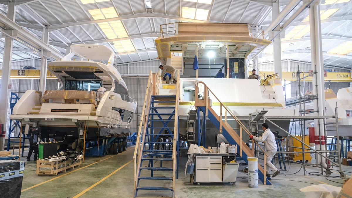 Construcción de embarcaciones en el interior de Astilleros Astondoa.