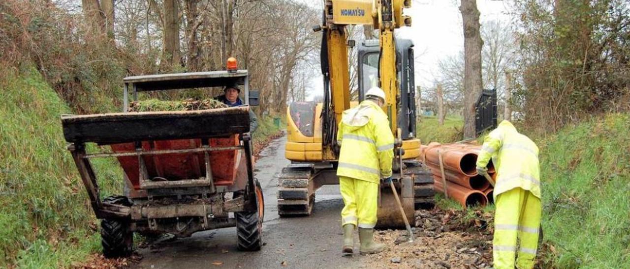 Obras de instalación del saneamiento en Celles (Siero), iniciadas días atrás.