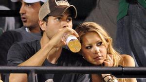 Enrique Iglesias y Anna Kournikova, en un partido de tenis en Cayo Vizcaíno (Florida, EEUU), en abril del 2009