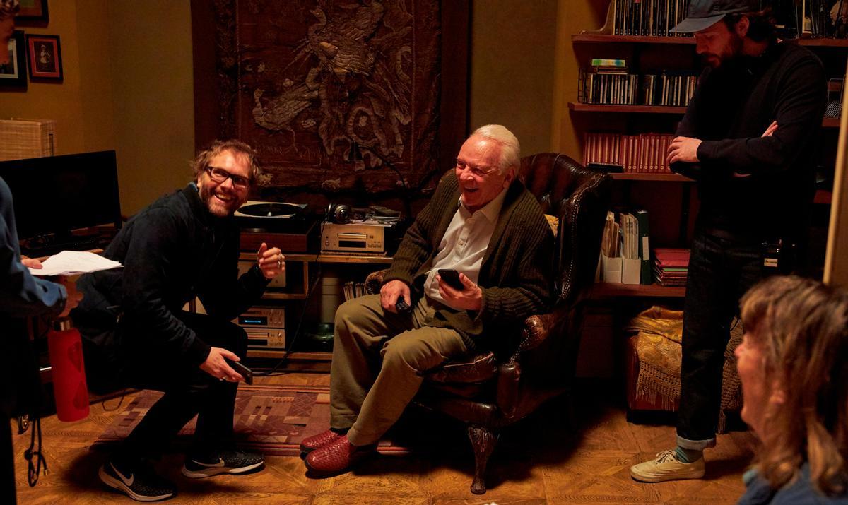 Florian Zeller (izquierda) y Anthony Hopkins bromean durante el rodaje.