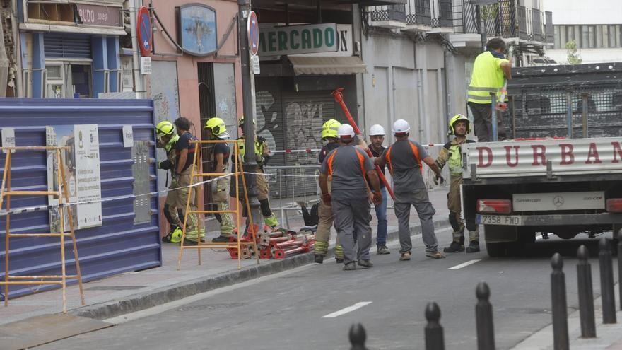 Un edificio de la calle Azoque de Zaragoza ha tenido que ser desalojado al ceder un muro de carga