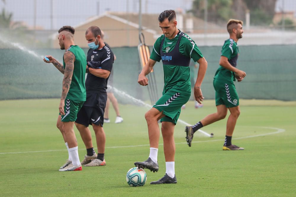 Se trata de su primer entrenamiento en este complejo deportivo para preparar el partido de mañana (22.00) en el Martínez Valero frente al Real Zaragoza.