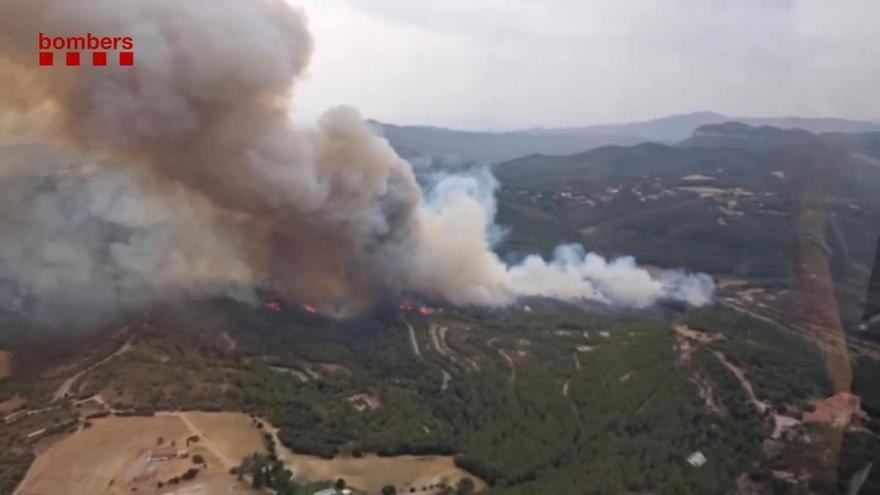 Un incendi crema una zona forestal a Sant Quirze Safaja