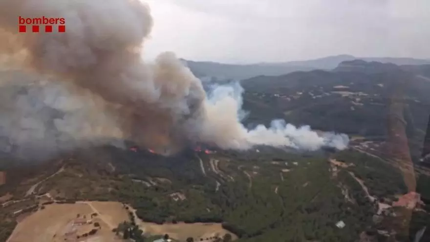 Un incendi crema una zona forestal a Sant Quirze Safaja