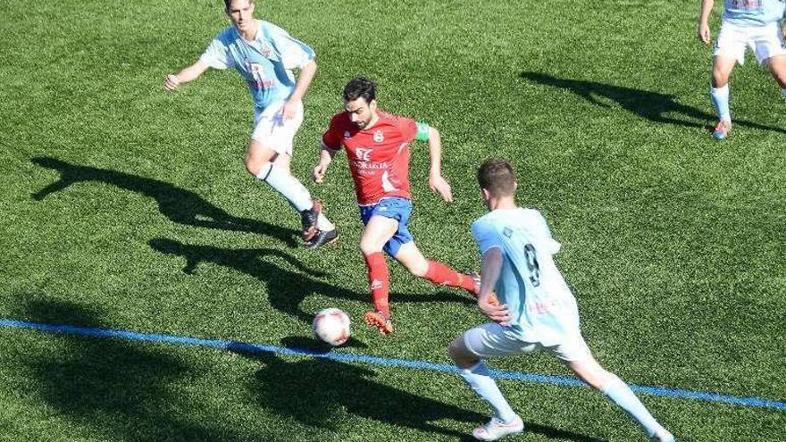 Un jugador del Domaio conduce el balón, ayer, en A Granxa. // G.N.