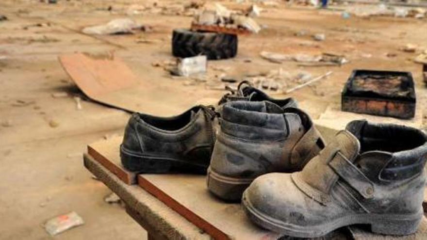 Imágenes que pueden dar una idea de la "profundidad", tamaño y abandono de las viejas naves de la industria Cedonosa, en Catoira. // Iñaki Abella