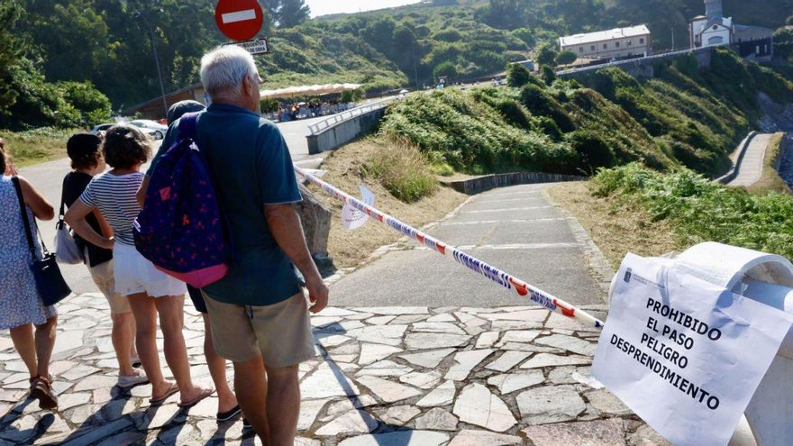 La zona vallada, ayer, en Arnao, con la prohibición de acceso. | MIKI LÓPEZ