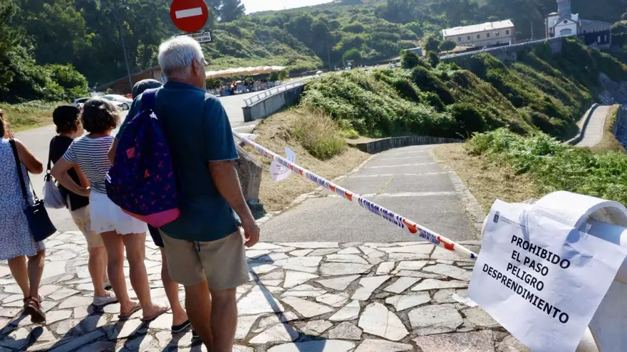 ¿Por qué en Arnao (Castrillón) hay riesgo de derrumbe? Las grietas en la explanada del Museo de la Mina van a más y el muro de la playa se desplazó 14 centímetros