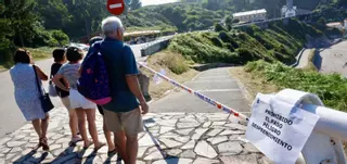 ¿Por qué en Arnao (Castrillón) hay riesgo de derrumbe? Las grietas en la explanada del Museo de la Mina van a más y el muro de la playa se desplazó 14 centímetros