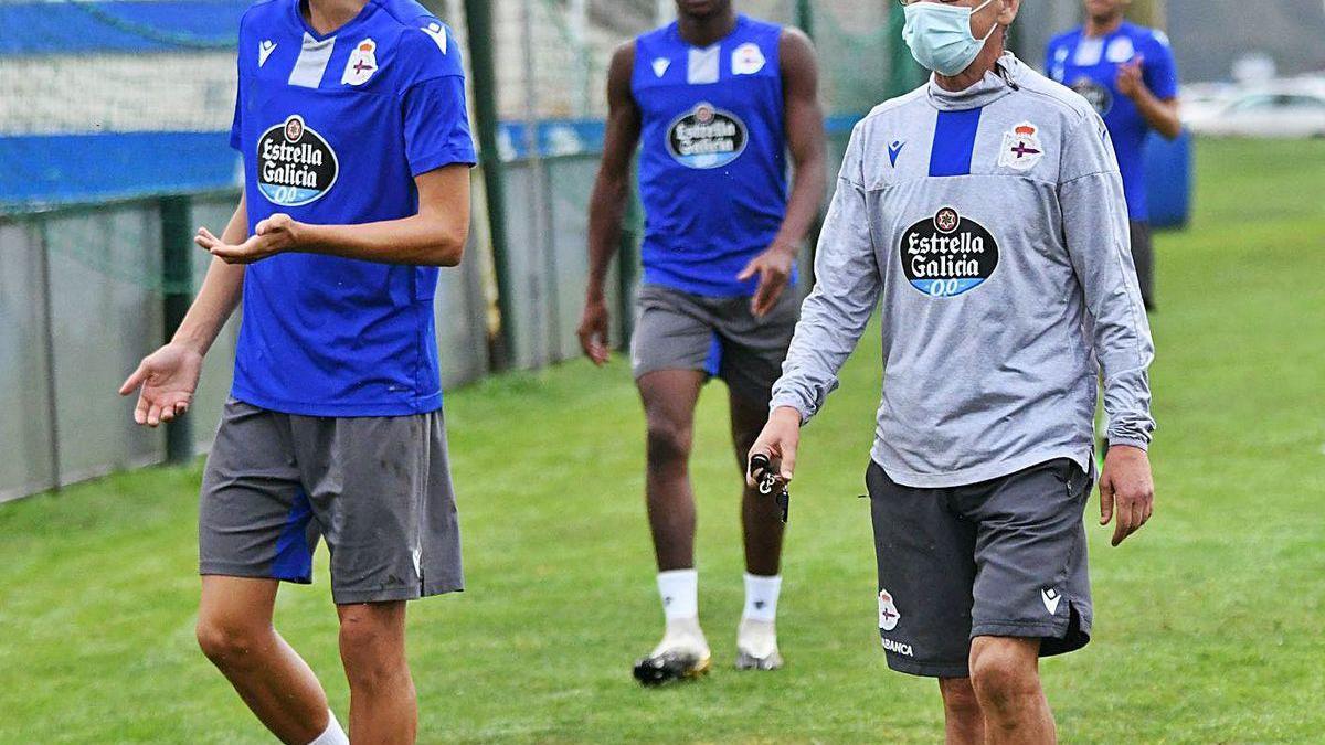 Fernando Vázquez, junto a varios jugadores en la ciudad deportiva de Abegondo.