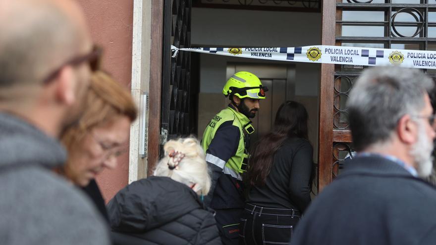 Los vecinos desalojados de la finca agrietada en Orriols entran a coger sus pertenencias