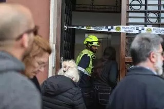 Los vecinos desalojados de la finca agrietada en Orriols entran a coger sus pertenencias