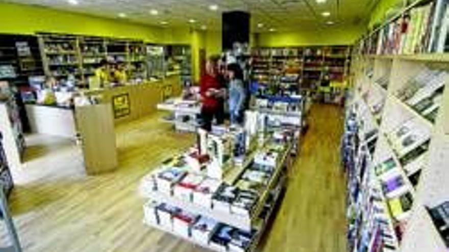 Nieves Herrero inaugura la librería Espacio Lector Nobel en Cáceres