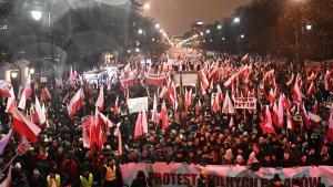 Simpatizantes del partido Ley y Justicia protestan en las calles de Varsovia contra el encarcelamiento de dos exdiputados de esta formación, este jueves.