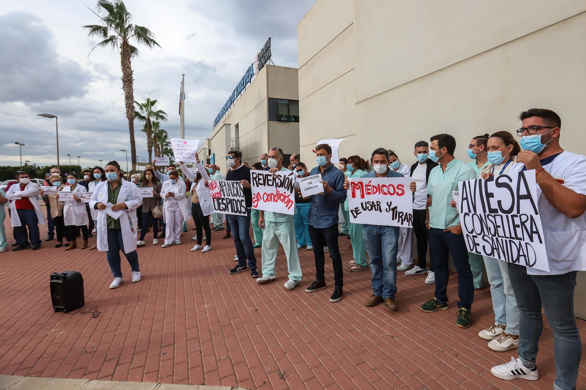 Protesta de los médicos sin MIR a las puertas del Hospital Universitario de Torrevieja