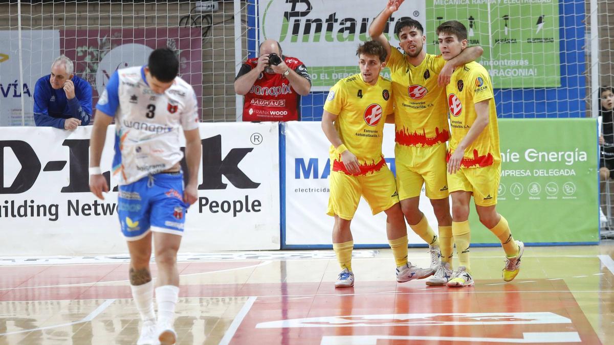 Los jugadores del Entrerríos celebran uno de los tantos del duelo