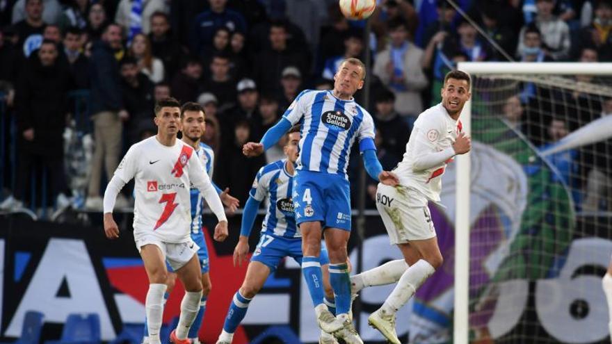 Álex Bergantiños despeja de cabeza en el partido contra el Rayo Majadahonda.  // CARLOS PARDELLAS