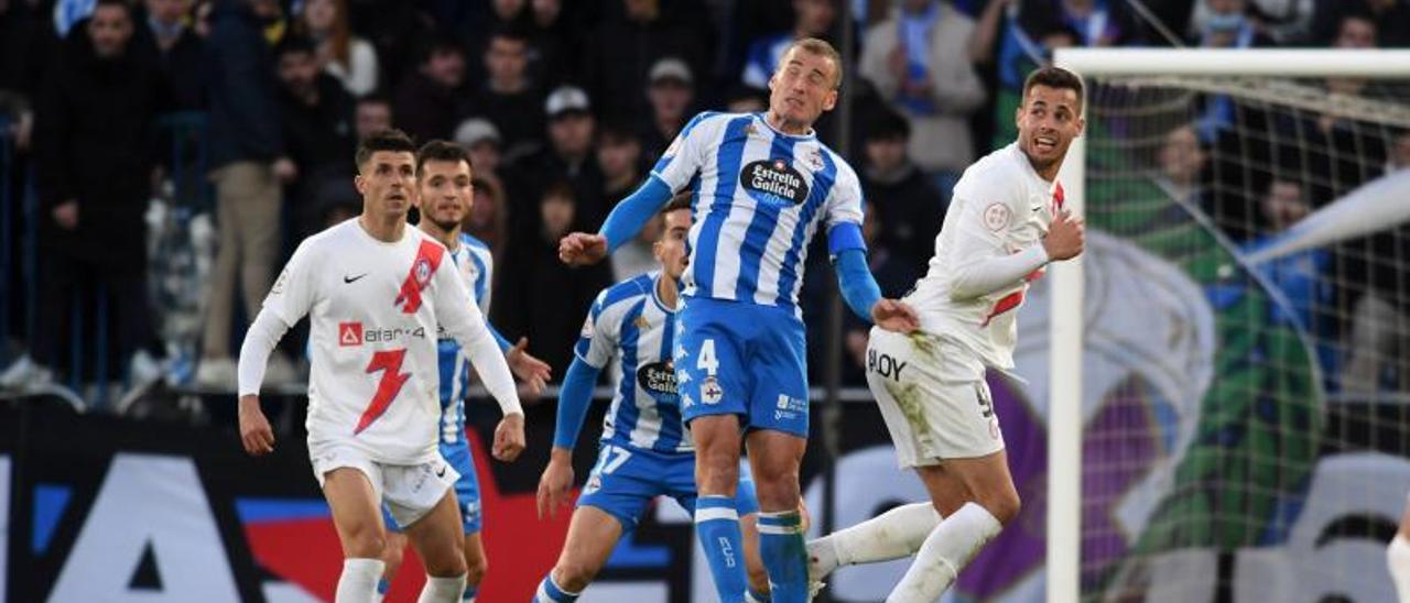 Álex Bergantiños despeja de cabeza en el partido contra el Rayo Majadahonda. |  // CARLOS PARDELLAS