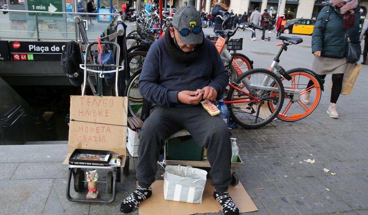 Mendigo sin recursos pidiendo en la Plaza Cataluña.