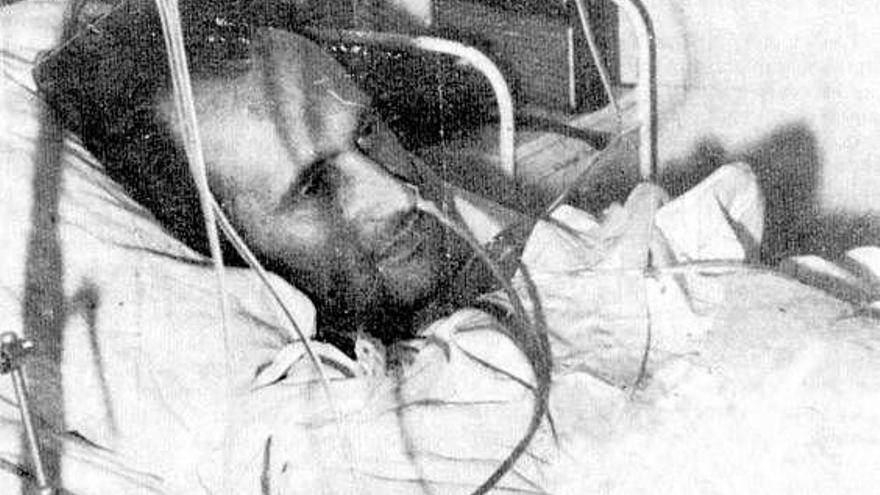 Antonio Cubillo, líder del Mpaiac, convaleciente en un hospital de Argel tras el atentado sufrido en 1978.