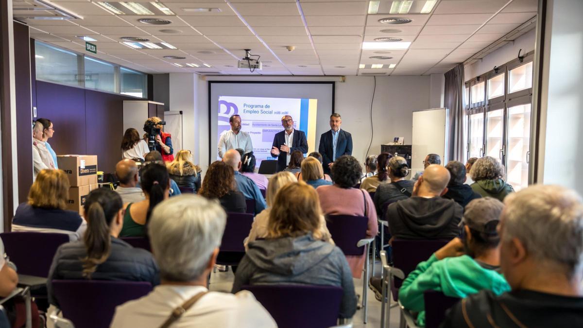 Por la izquierda, el concejal José Miguel Vera, el alcalde Francisco García y el concejal Sergio Vega en la presentación del Programa de Empleo Social.