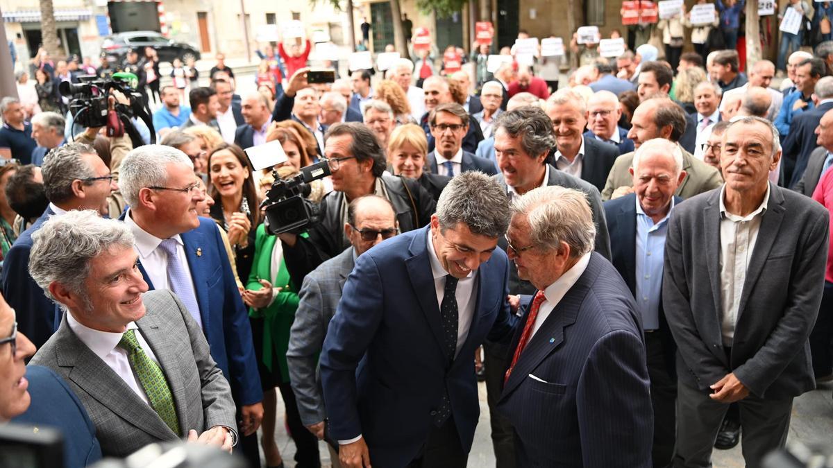 La bienvenida de Mazón en Orihuela: de las pancartas pidiendo su dimisión a los aplausos de los suyos