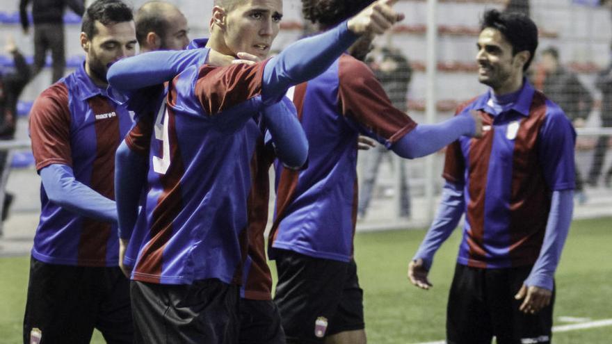 Sergi Guardiola celebra un gol con el Eldense.